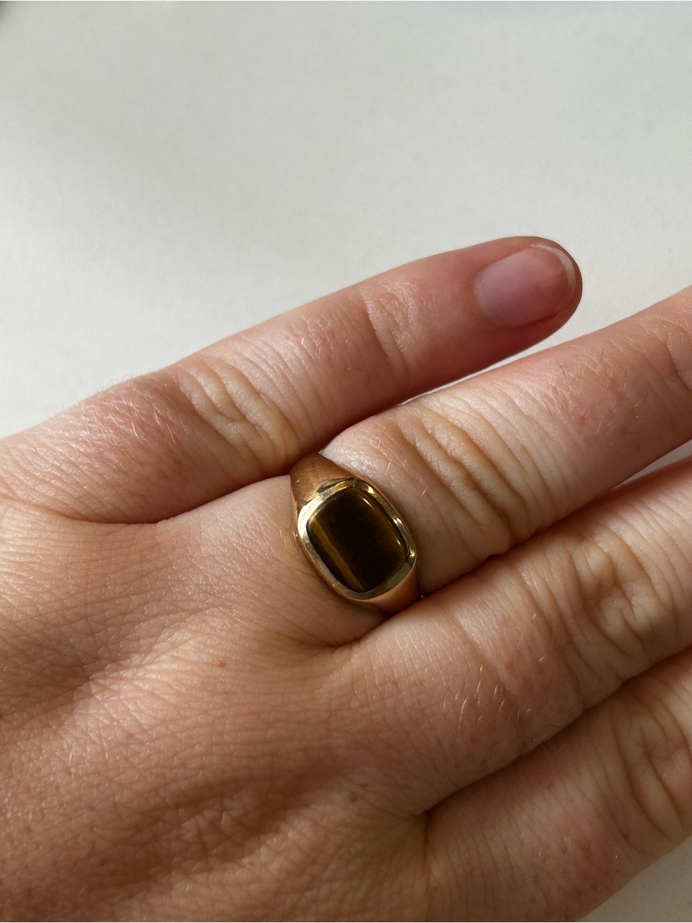 9k yellow gold tigers eye signet